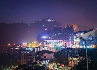 Mussoorie ve Dehradun 'un Mall Yolu' ndan Gece Manzarası, Mussoorie Uttarakhand, Hindistan