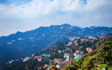 Mall Road, Uttarakhand, Hindistan 'dan Mussoorie' nin gündüz manzarası