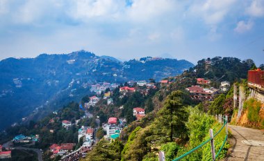 Mall Road, Uttarakhand, Hindistan 'dan Mussoorie' nin gündüz manzarası
