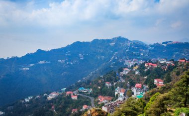 Mall Road, Uttarakhand, Hindistan 'dan Mussoorie' nin gündüz manzarası