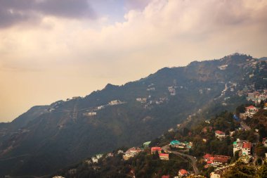 Mall Road, Uttarakhand, Hindistan 'dan Mussoorie' nin gündüz manzarası
