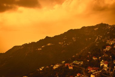 Mall Road, Uttarakhand, Hindistan 'dan Mussoorie' nin gündüz manzarası