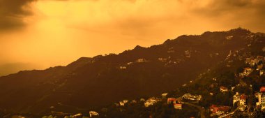 Mall Road, Uttarakhand, Hindistan 'dan Mussoorie' nin gündüz manzarası