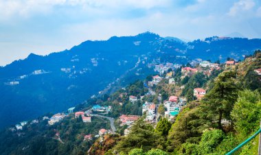 Mall Road, Uttarakhand, Hindistan 'dan Mussoorie' nin gündüz manzarası