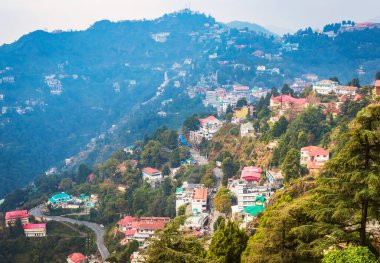 Mall Road, Uttarakhand, Hindistan 'dan Mussoorie' nin gündüz manzarası