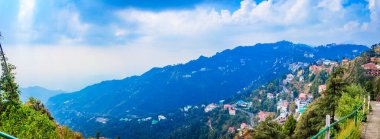 Mall Road, Uttarakhand, Hindistan 'dan Mussoorie' nin gündüz manzarası