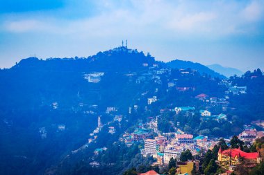 Mall Road, Uttarakhand, Hindistan 'dan Mussoorie' nin gündüz manzarası