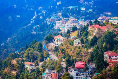 Mall Road, Uttarakhand, Hindistan 'dan Mussoorie' nin gündüz manzarası