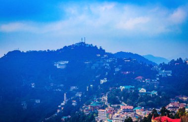 Mall Road, Uttarakhand, Hindistan 'dan Mussoorie' nin gündüz manzarası