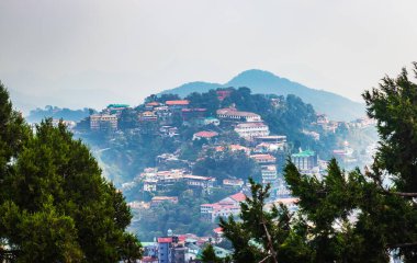 Mall Road, Uttarakhand, Hindistan 'dan Mussoorie' nin gündüz manzarası