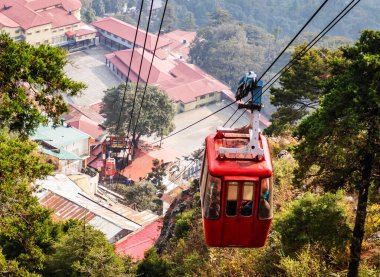 Mussoorie, Uttarakhand, Hindistan 'da Kırmızı Kablo Araba Dağdan Yükseliyor