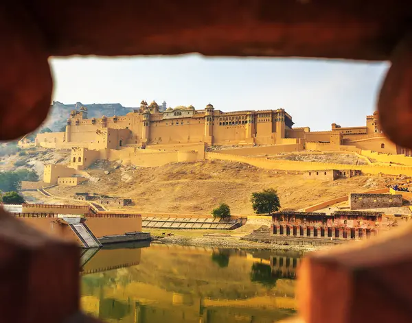 Amber Kalesi, Jaipur, Hindistan: Su Üzerine Yansıyan Görkemli Altın Kale