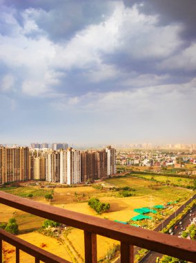 Dramatik Gökyüzü Noida, Hindistan 'daki Yüksek Binalar
