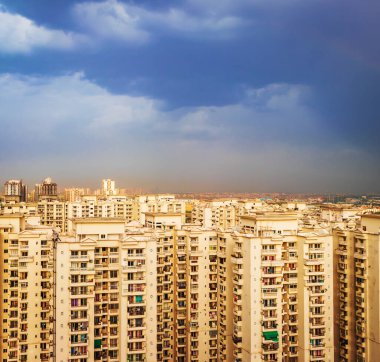 Dramatik Gökyüzü Noida, Hindistan 'daki Yüksek Binalar