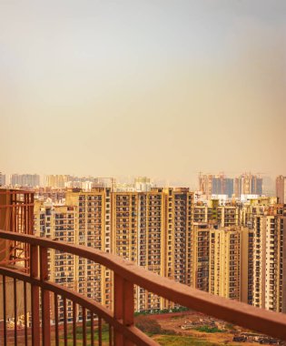 Dramatik Gökyüzü Noida, Hindistan 'daki Yüksek Binalar