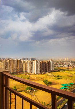 Dramatik Gökyüzü Noida, Hindistan 'daki Yüksek Binalar