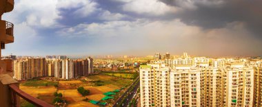 Dramatik Gökyüzü Noida, Hindistan 'daki Yüksek Binalar