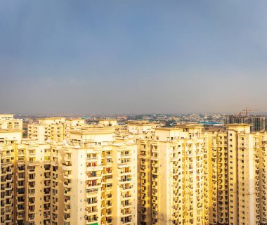Dramatik Gökyüzü Noida, Hindistan 'daki Yüksek Binalar