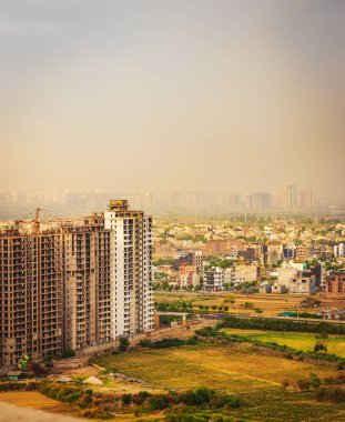Dramatik Gökyüzü Noida, Hindistan 'daki Yüksek Binalar