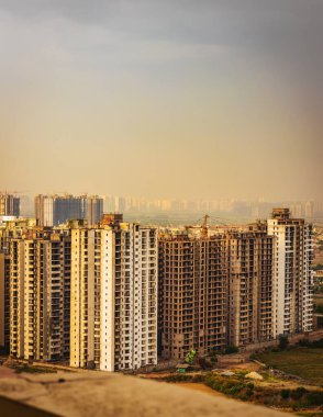 Dramatik Gökyüzü Noida, Hindistan 'daki Yüksek Binalar