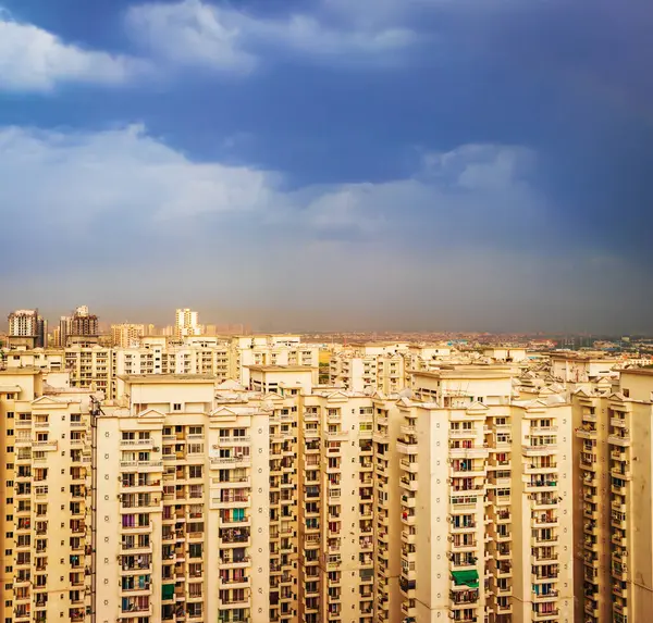 Dramatik Gökyüzü Noida, Hindistan 'daki Yüksek Binalar