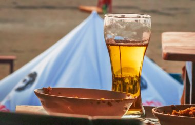 Okyanus Goa üzerinde gün batımında serinletici bira, Hindistan