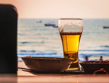 Okyanus Goa üzerinde gün batımında serinletici bira, Hindistan