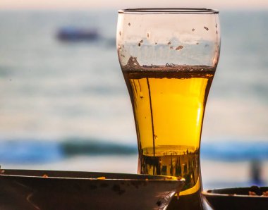 Okyanus Goa üzerinde gün batımında serinletici bira, Hindistan