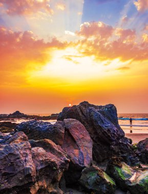 Huzurlu Kıyı Sahnesi İnsanların Sunset Vagator Sahili, Goa, Hindistan 'da Kayalıklarda Rahatladıkları