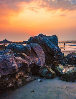 Huzurlu Kıyı Sahnesi İnsanların Sunset Vagator Sahili, Goa, Hindistan 'da Kayalıklarda Rahatladıkları