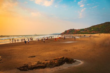 Huzurlu Kıyı Sahnesi İnsanların Sunset Vagator Sahili, Goa, Hindistan 'da Kayalıklarda Rahatladıkları