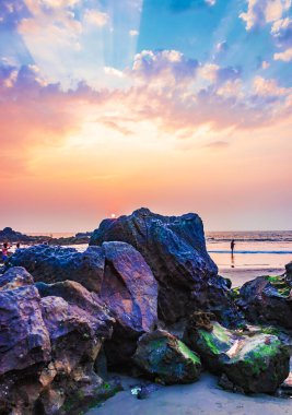 Huzurlu Kıyı Sahnesi İnsanların Sunset Vagator Sahili, Goa, Hindistan 'da Kayalıklarda Rahatladıkları