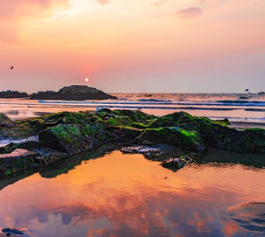 Huzurlu Kıyı Sahnesi İnsanların Sunset Vagator Sahili, Goa, Hindistan 'da Kayalıklarda Rahatladıkları