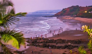 Huzurlu Kıyı Sahnesi İnsanların Sunset Vagator Sahili, Goa, Hindistan 'da Kayalıklarda Rahatladıkları