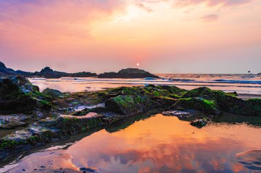 Huzurlu Kıyı Sahnesi İnsanların Sunset Vagator Sahili, Goa, Hindistan 'da Kayalıklarda Rahatladıkları