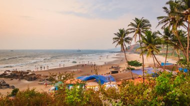 Huzurlu Kıyı Sahnesi İnsanların Sunset Vagator Sahili, Goa, Hindistan 'da Kayalıklarda Rahatladıkları