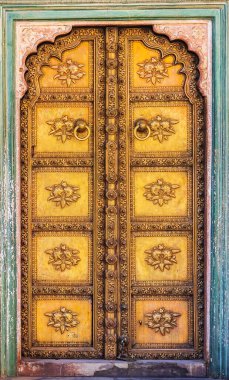 Jaipur, Hindistan 'daki Tarihi Şehir Sarayı' nda Altın Kapı Süslemesi