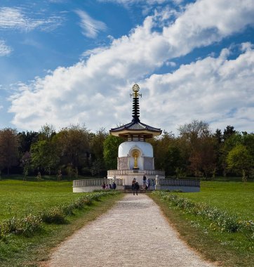 Güneşli bir günde Willen Lake Park 'ta huzurlu bir Pagoda, Milton Keynes, İngiltere