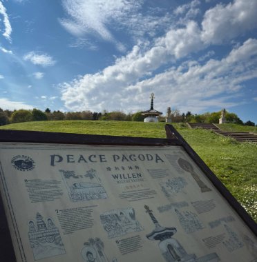 Güneşli bir günde Willen Lake Park 'ta huzurlu bir Pagoda, Milton Keynes, İngiltere