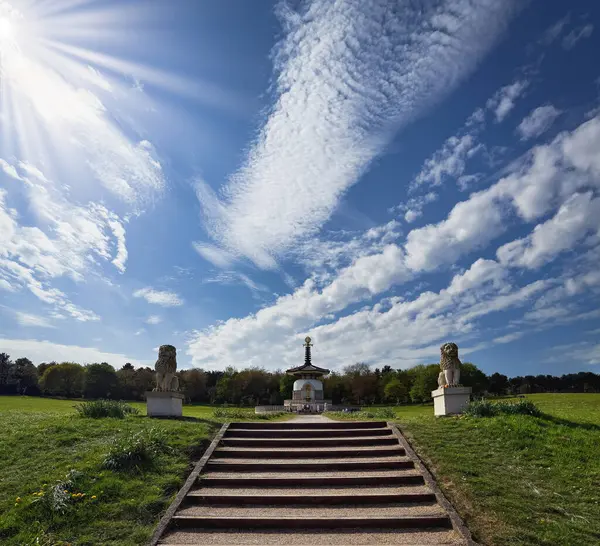 Güneşli bir günde Willen Lake Park 'ta huzurlu bir Pagoda, Milton Keynes, İngiltere