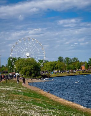 Güneşli bir günde İngiltere 'nin Milton Keynes kentindeki Willen Lake Park' ta Gözlem Çarkı