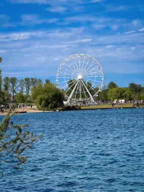Güneşli bir günde İngiltere 'nin Milton Keynes kentindeki Willen Lake Park' ta Gözlem Çarkı