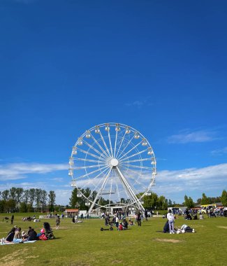 Güneşli bir günde İngiltere 'nin Milton Keynes kentindeki Willen Lake Park' ta Gözlem Çarkı