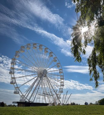 Güneşli bir günde İngiltere 'nin Milton Keynes kentindeki Willen Lake Park' ta Gözlem Çarkı