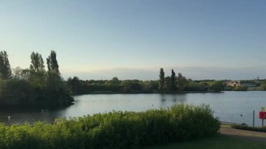 Furzton Gölü 'nün Panoramik Günbatımı Görünümü Milton Keynes, İngiltere