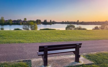İngiltere, Milton Keynes 'teki Furzton Gölü' ne bakan Park Bench.