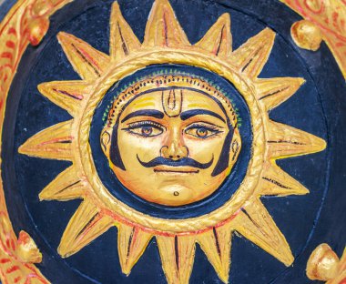 Süslü Güneş Tanrısı Udaipur, Hindistan 'da dekore edilmiş bir kalkanda.
