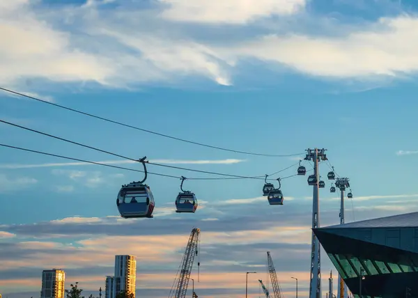 Modern Kablo Araba Sistemi Greenwich, Londra 'da Sunset' te şehrin üzerinde yükseliyor.