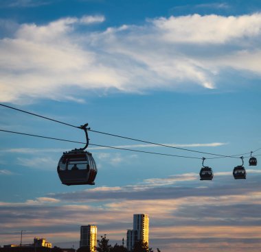 Modern Kablo Araba Sistemi Greenwich, Londra 'da Sunset' te şehrin üzerinde yükseliyor.