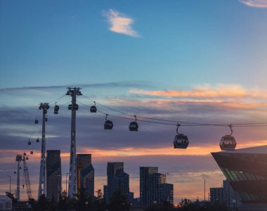 Modern Kablo Araba Sistemi Greenwich, Londra 'da Sunset' te şehrin üzerinde yükseliyor.